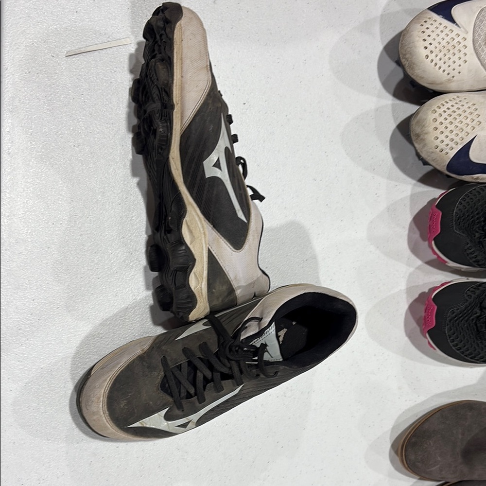 Mizuno Men's Black and White Athletic Shoes
